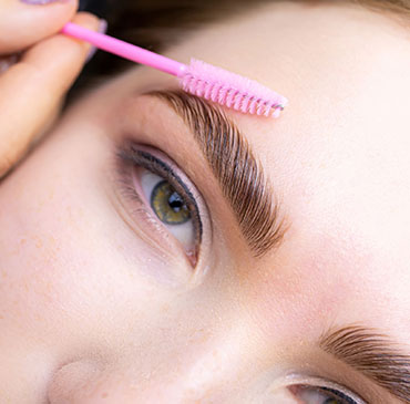 Achieving the Perfect Eyebrow Shape with Waxing
